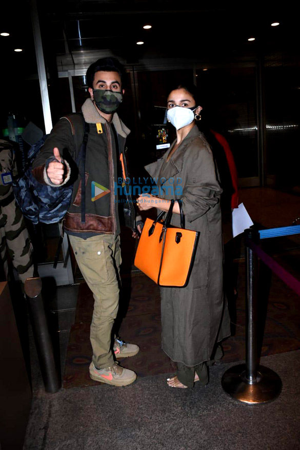 photos ranbir kapoor and alia bhatt spotted at the airport 3