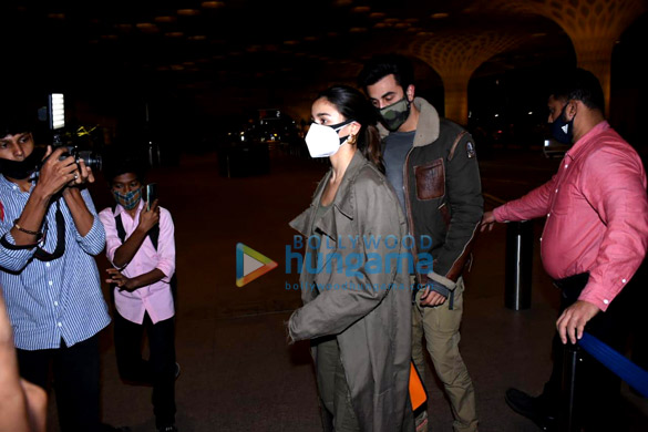 photos ranbir kapoor and alia bhatt spotted at the airport 4