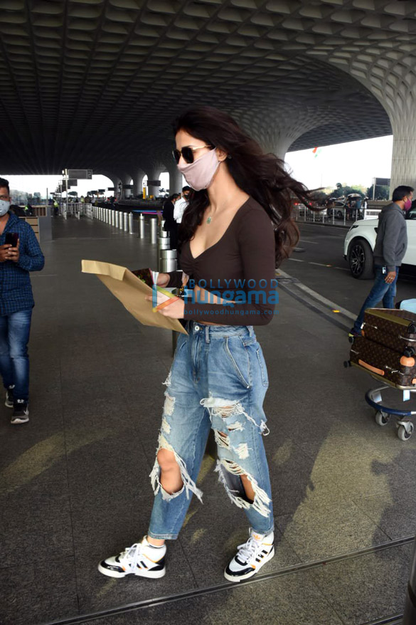 photos ranveer singh deepika padukone and others snapped at the airport 1 2
