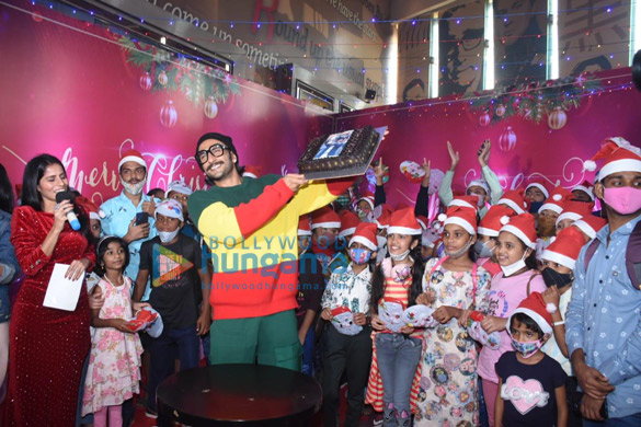 photos ranveer singh snapped at a christmas event with kids 1