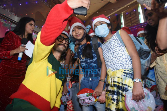 photos ranveer singh snapped at a christmas event with kids 4