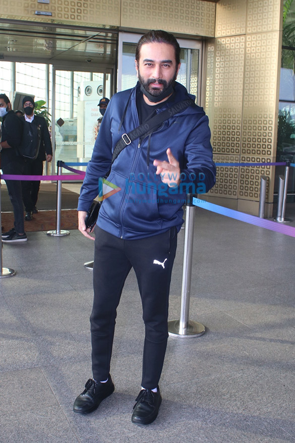 photos raveena tandon kabir khan shekhar ravjiani and vishal dadlani snapped at the airport 3