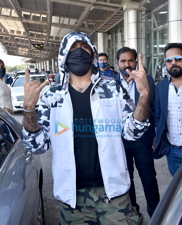 photos raveena tandon kabir khan shekhar ravjiani and vishal dadlani snapped at the airport 4
