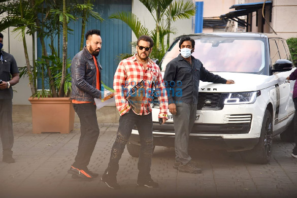 photos salman khan akshay kumar sara ali khan and others spotted at kalina airport 1