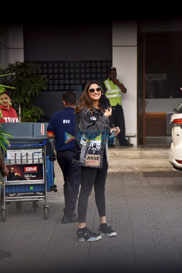 photos salman khan akshay kumar sara ali khan and others spotted at kalina airport 4