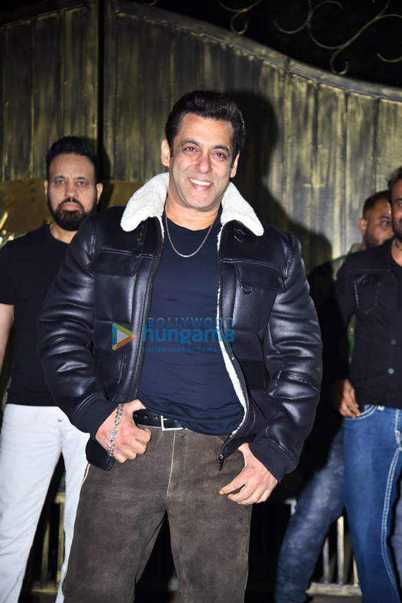 photos salman khan celebrates his birthday with media at his panvel farmhouse 3 2