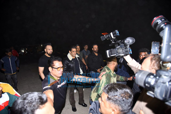 photos salman khan celebrates his birthday with media at his panvel farmhouse 4 2