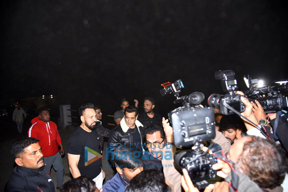 photos salman khan celebrates his birthday with media at his panvel farmhouse 6 2