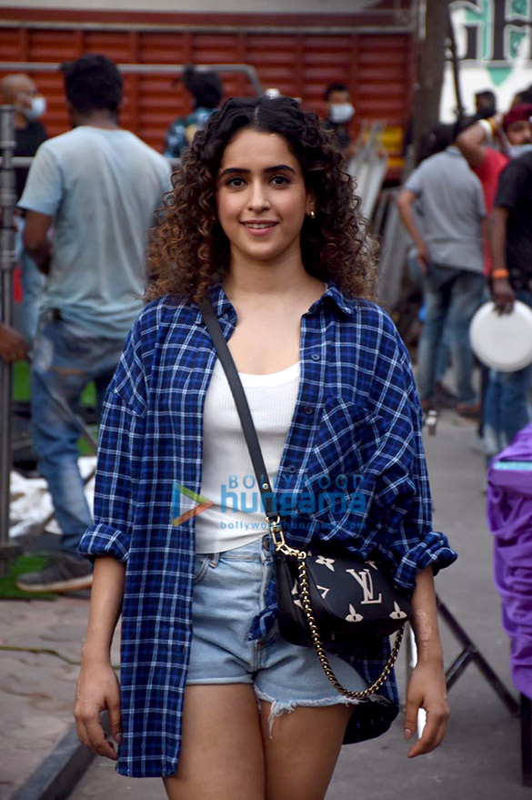 Photos: Sanya Malhotra spotted at Aaram Nagar post her ad shoot Photos: Sanya Malhotra spotted at Aaram Nagar post her ad shoot