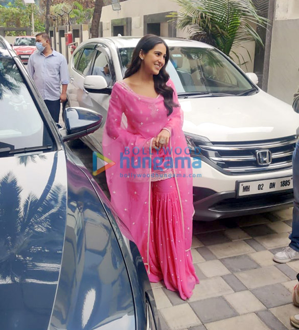 photos sara ali khan spotted at t series office in andheri 3