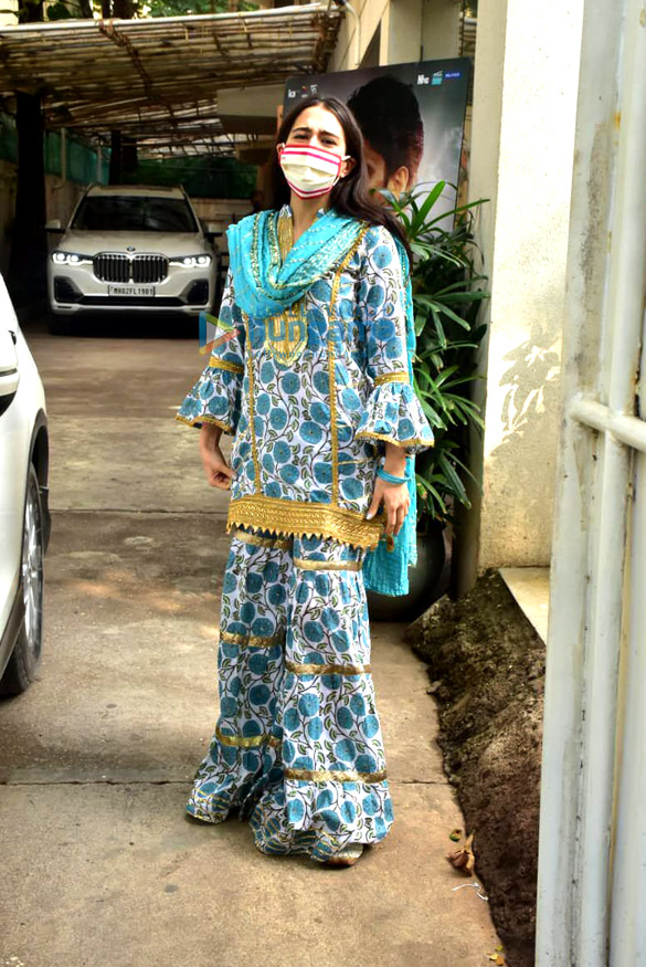 photos sara ali khan spotted at a dubbing studio in juhu 5