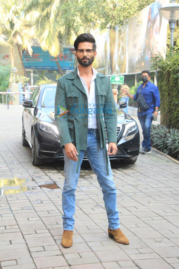 Photos: Shahid Kapoor and Mrunal Thakur snapped for Jersey song launch Photos: Shahid Kapoor and Mrunal Thakur snapped for Jersey song launch