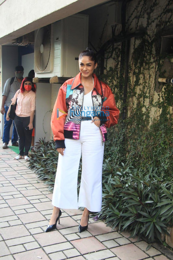 photos shahid kapoor and mrunal thakur snapped for jersey song launch 4