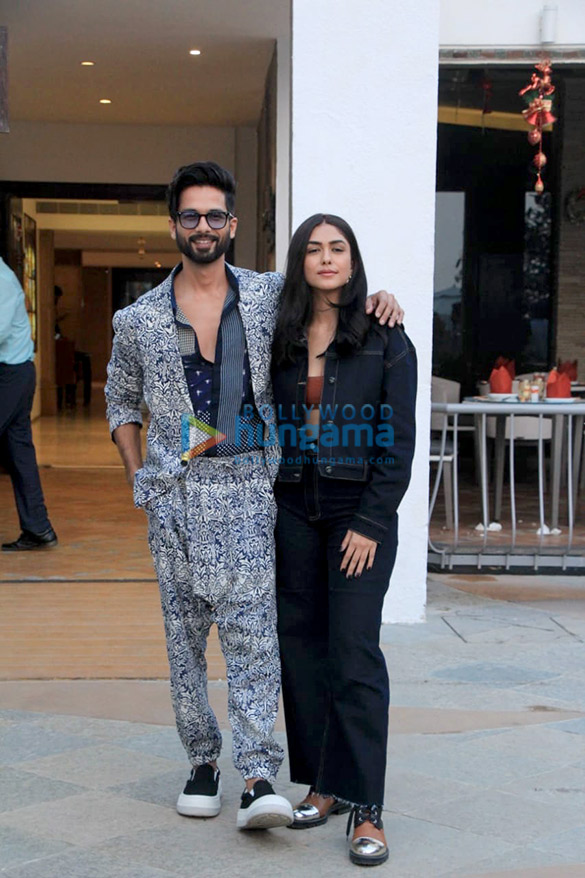 Photos: Shahid Kapoor and Mrunal Thakur snapped promoting their film Jersey Photos: Shahid Kapoor and Mrunal Thakur snapped promoting their film Jersey