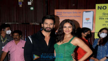 Photos: Shahid Kapoor and Mrunal Thakur spotted promoting Jersey on the sets of Bigg Boss 15