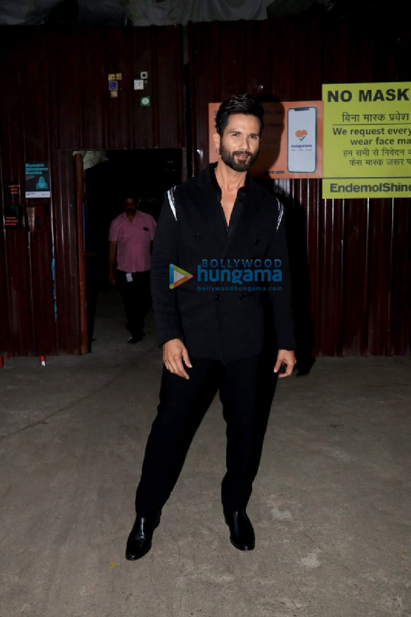 photos shahid kapoor and mrunal thakur spotted promoting jersey on the sets of bigg boss 3