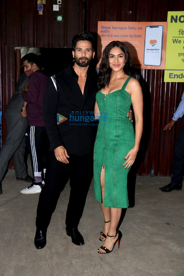 photos shahid kapoor and mrunal thakur spotted promoting jersey on the sets of bigg boss 4