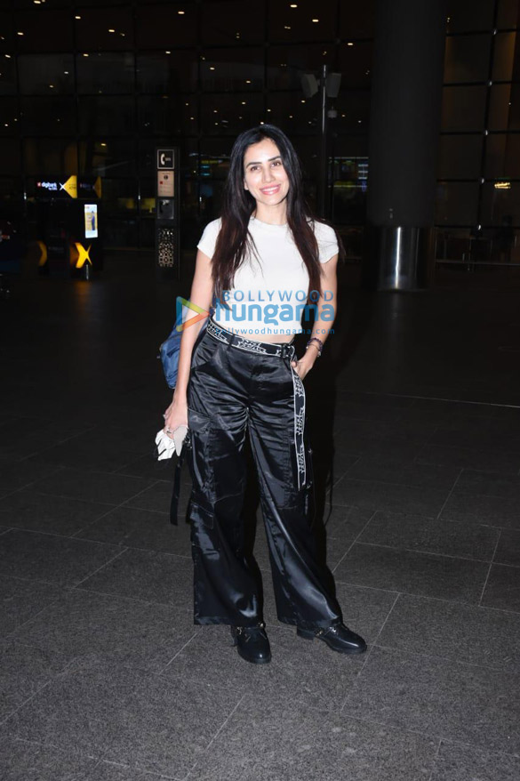 photos shilpa shetty and sonnalli seygall snapped at the airport 1
