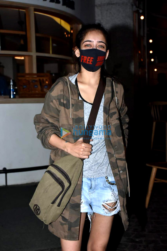 photos shruti haasan and akshara haasan snapped with friends in bandra 3