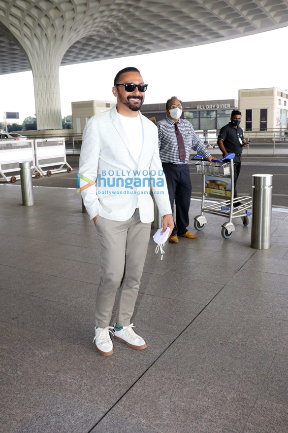 photos sunny leone kajal aggarwal zoya akhtar and others snapped at the airport1 3
