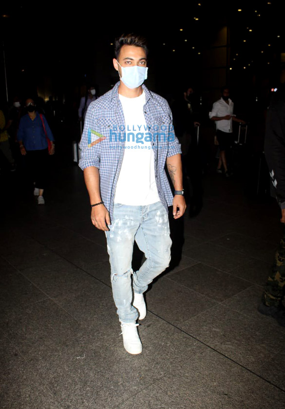 photos urvashi rautela and aayush sharma snapped at the airport 2