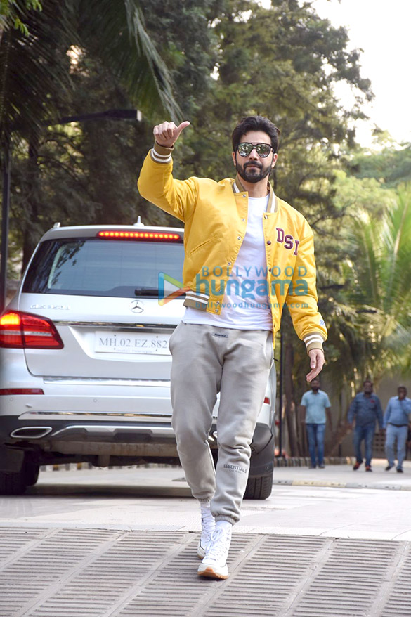photos varun dhawan snapped at dharma office in andheri 3