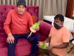 Dharmendra has fun with a turnip farmer; watch video