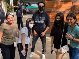 Kartik Aaryan’s female fans scream his name from outside his residence; actor steps out to greet them
