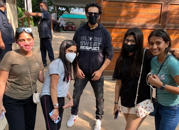 Kartik Aaryan’s female fans scream his name from outside his residence; actor steps out to greet them