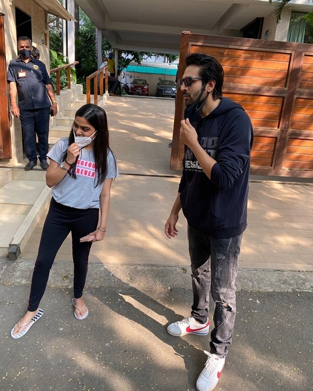 Kartik Aaryan’s female fans scream his name from outside his residence; actor steps out to greet them