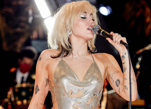 Miley Cyrus gets lauded for handling extreme wardrobe malfunction at New Year's Eve celebration Miley Cyrus gets lauded for handling extreme wardrobe malfunction at New Year's Eve celebration
