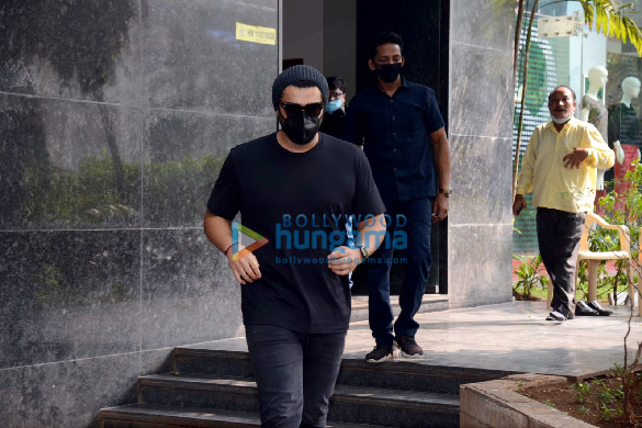 Photos: Arjun Kapoor snapped at a clinic in Santacruz Photos: Arjun Kapoor snapped at a clinic in Santacruz