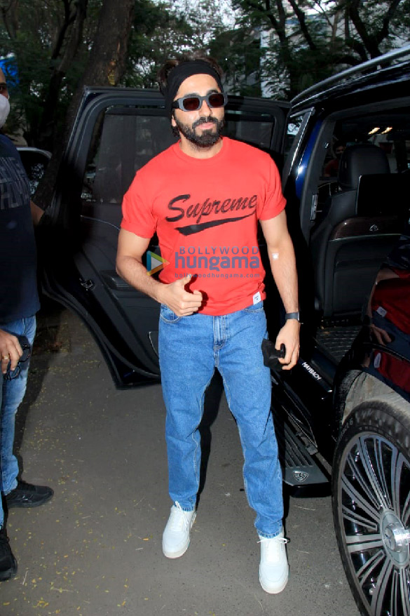 photos ayushmann khurrana snapped in andheri 5