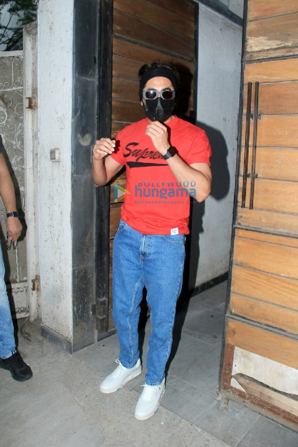 photos ayushmann khurrana snapped in andheri 6