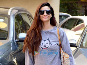 Photos: Daisy Shah spotted in Bandra
