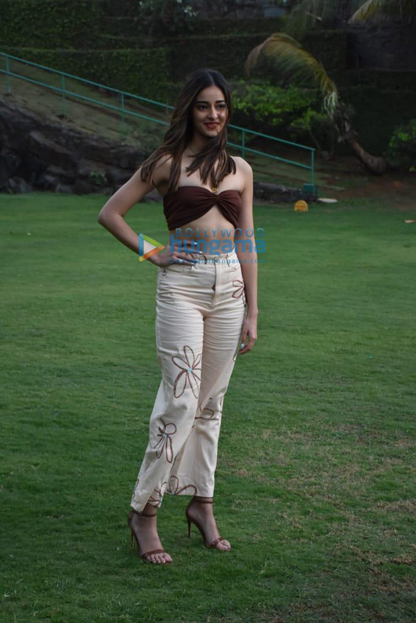 photos deepika padukone siddhant chaturvedi ananya panday and shakun batra snapped promoting their film gehraiyaan at taj lands end 1