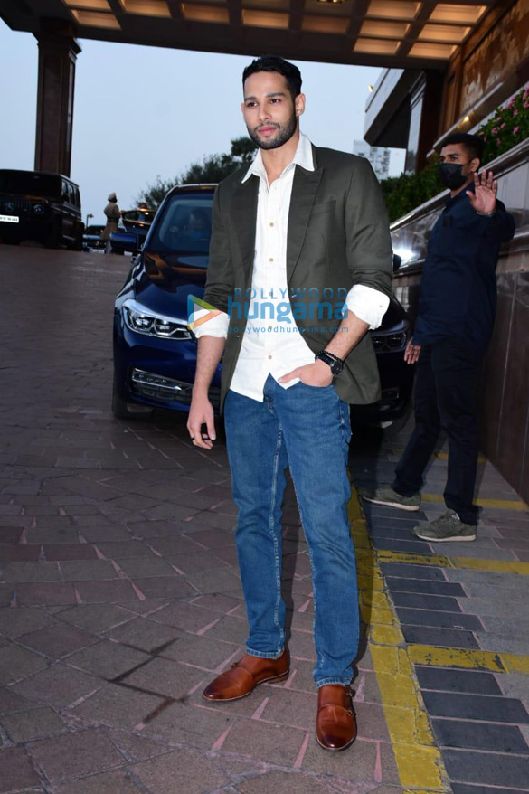 photos deepika padukone siddhant chaturvedi ananya panday and shakun batra snapped promoting their film gehraiyaan at taj lands end 11