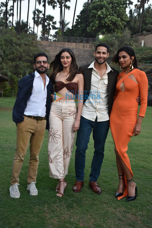 Photos: Deepika Padukone, Siddhant Chaturvedi, Ananya Panday and Shakun Batra snapped promoting their film Gehraiyaan at Taj Lands End Photos: Deepika Padukone, Siddhant Chaturvedi, Ananya Panday and Shakun Batra snapped promoting their film Gehraiyaan at Taj Lands End