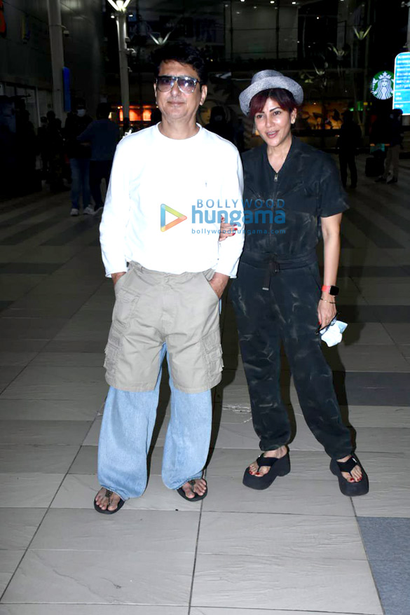 photos ishaan khatter ananya panday kajol and others snapped at the airport 4