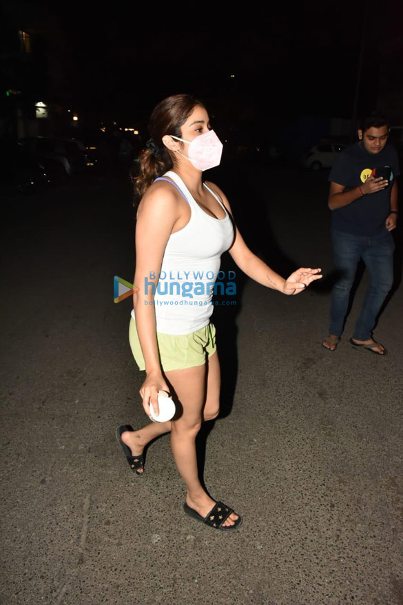 photos janhvi kapoor spotted at farmers cafe in bandra 1