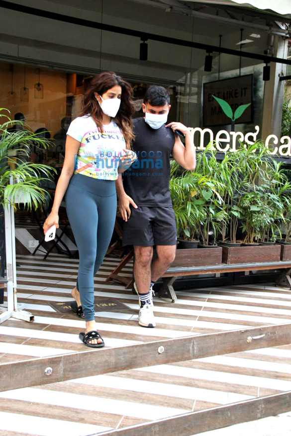photos janhvi kapoor spotted at farmers cafe in bandra 2 2