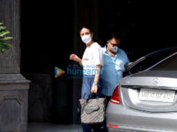 Photos: Kareena Kapoor Khan and Karisma Kapoor spotted at father Randhir Kapoor’s residence in Bandra