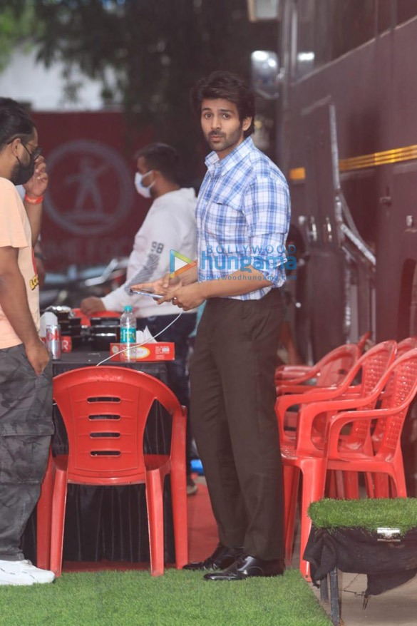 photos kartik aaryan snapped at filmcity 3 2