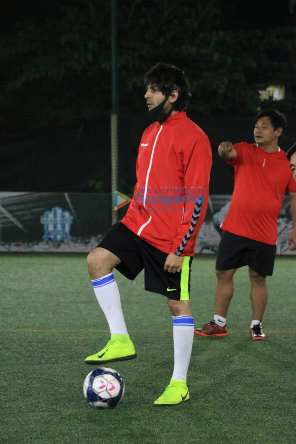 photos kartik aaryan snapped at football ground in juhu 005 4