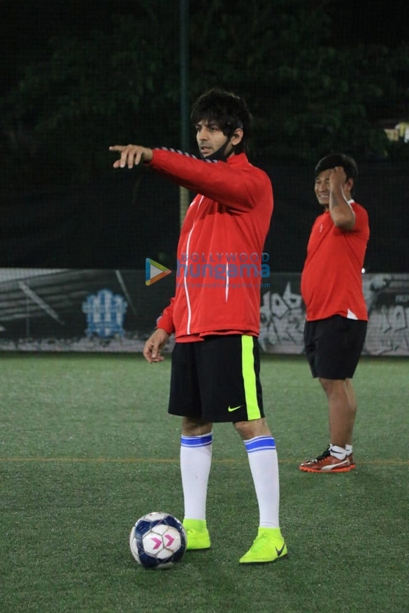 photos kartik aaryan snapped at football ground in juhu 005 5