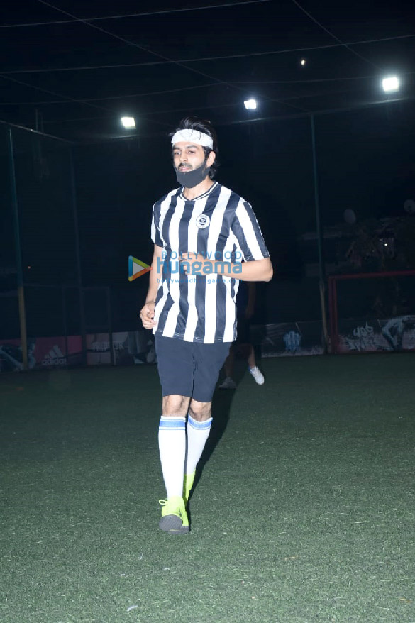 photos kartik aaryan snapped at football ground in juhu 5