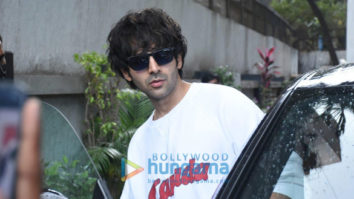 Photos: Kartik Aaryan snapped in Juhu