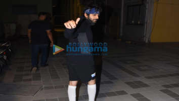 Photos: Kartik Aaryan snapped in Juhu