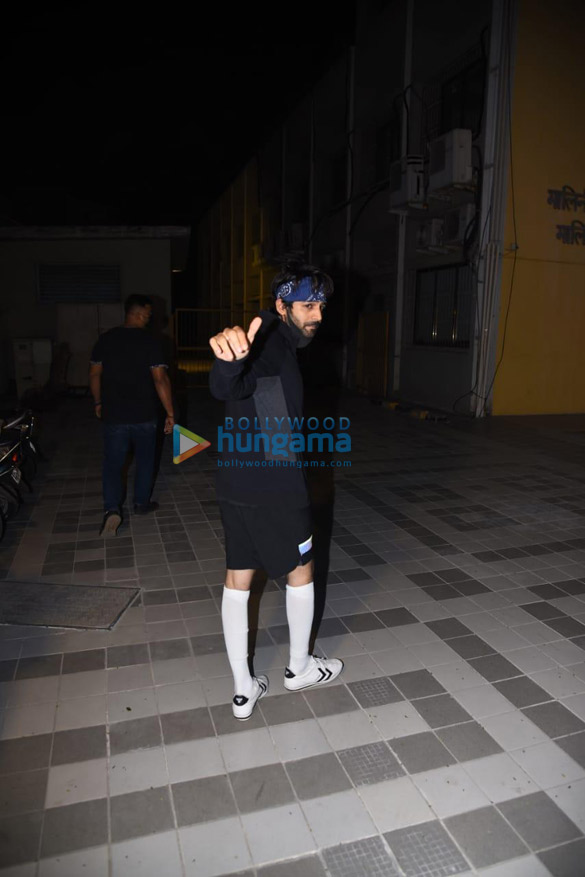 Photos: Kartik Aaryan snapped in Juhu Photos: Kartik Aaryan snapped in Juhu