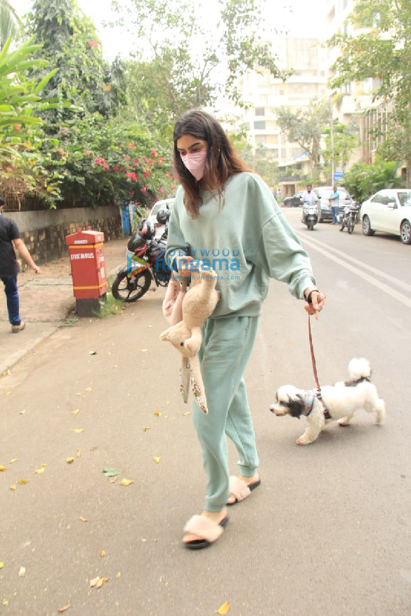 photos khushi kapoor snapped with her pet in juhu 2